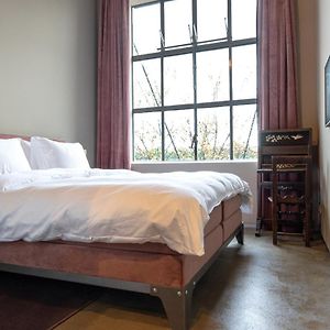 Kleine Kamer met een King Size Bed